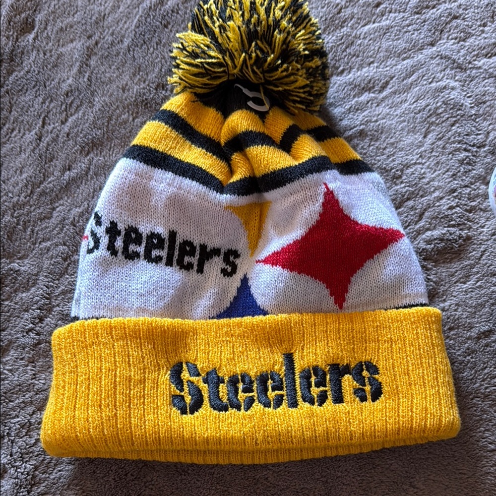 Like New Unisex New Era PittsburghSteelers PomPom NFL Beanie Black and Yellow
